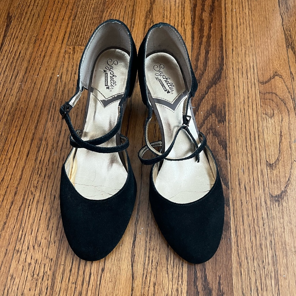 Seychelles Black suede Women's cross strap pumps size 9.5